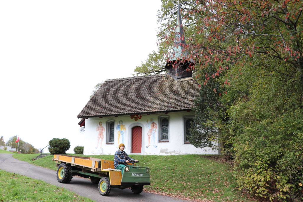 Schilter vor Kapelle